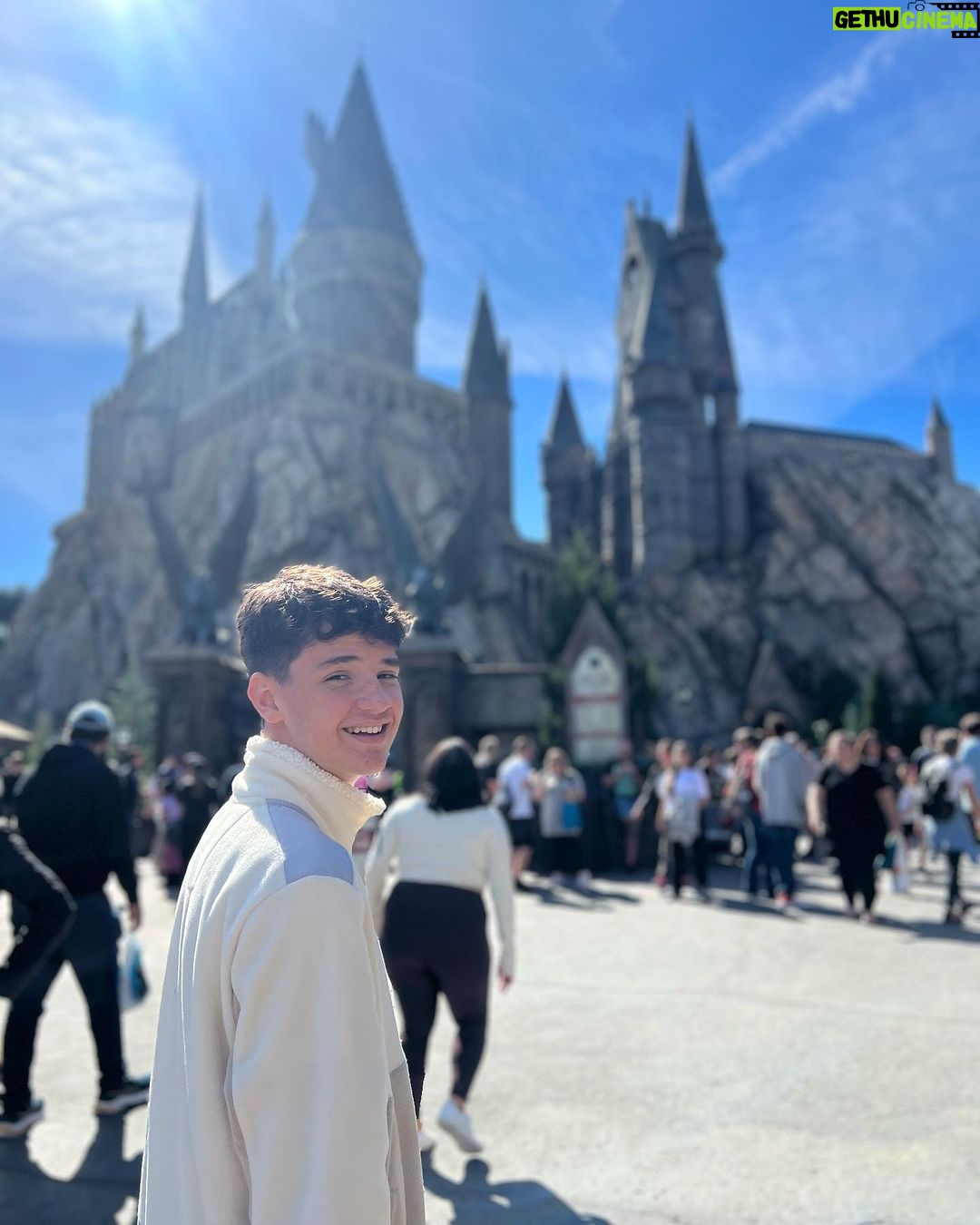 Théo Medon Instagram - Dias épicos aqui na @universaldestinationsbrasil 😎 Ponto de parada obrigatória pra quem vem pra Orlando! Me diz qual sua foto preferida? #theomedon #universalorlandoresort #publi Universal Orlando Resort