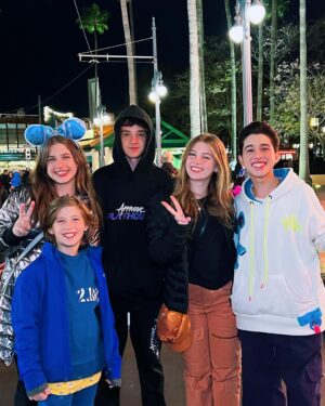 Théo Medon Instagram - Hey #hollywoodstudios 🎉💙 de torre do terror, passando por Star Wars e indo pro mundo do toy story, teve diversão o dia todooooo! 

(>>>TEM EU NADA ASSUSTADO NA TORRE DO TERROR)

#theomedon #disneyworld #meusonhomagico