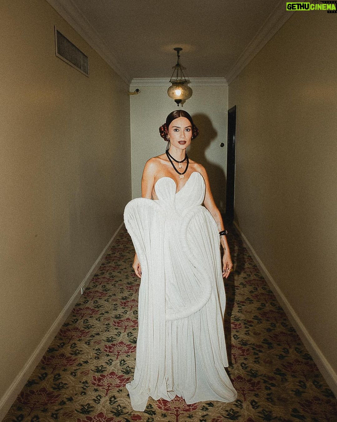 Thaila Ayala Instagram - Quando eu recebi o convite de @starwarsbr pra representar a saga mais icônica do cinema no Baile da Vogue, eu não pensei duas vezes. Fiquei honrada em representar uma das personagens mais célebres dessa franquia, Princesa Léia, uma das maiores heroínas da galáxia. E tudo ficou mais lindo com o vestido maravilhoso feito pelo @carlosesser. #StarWarsBR #StarWarsnoBaile @Hasbrofan_br #publicidade styling: @carlosesser assistência: @miriccardi @maiconvechii beauty: @angel_moraes foto: @eropds joias: @sauer sapato: @alexandrebirman camareira: Daniela Santos Copacabana, Rio de Janeiro