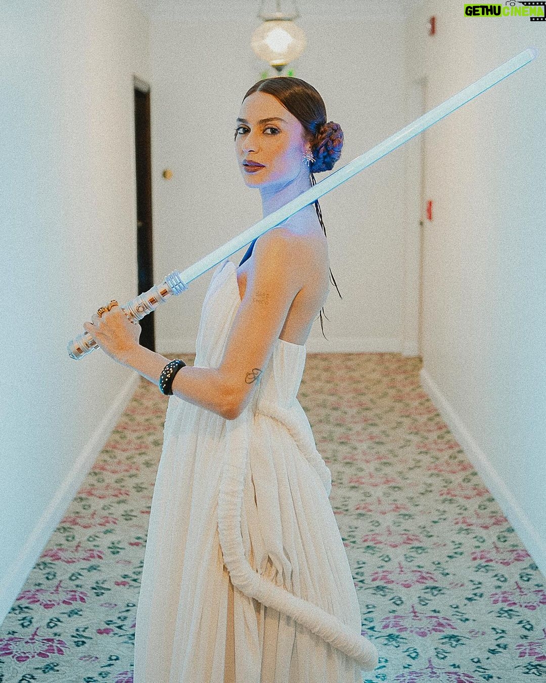 Thaila Ayala Instagram - Quando eu recebi o convite de @starwarsbr pra representar a saga mais icônica do cinema no Baile da Vogue, eu não pensei duas vezes. Fiquei honrada em representar uma das personagens mais célebres dessa franquia, Princesa Léia, uma das maiores heroínas da galáxia. E tudo ficou mais lindo com o vestido maravilhoso feito pelo @carlosesser. #StarWarsBR #StarWarsnoBaile @Hasbrofan_br #publicidade styling: @carlosesser assistência: @miriccardi @maiconvechii beauty: @angel_moraes foto: @eropds joias: @sauer sapato: @alexandrebirman camareira: Daniela Santos Copacabana, Rio de Janeiro