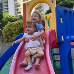 Thaila Ayala Instagram - Chama o resgate que essa mãe não acredita nessa cena. Os dois brincando juntos 🫠🫠🫠🫠 Chico é MUITO ciumento e Tete consegue ser ainda mais, ou seja o negócio é complicado, Chico fala NÃO, Tete vai lá e puxa o cabelo dele 🙃 Uma gincana louca o dia todo, ontem já me emocionei porque ficaram sentadinhos juntos sem se baterem por alguns minutinhos, hoje nadaram juntos e agora essa cena. 😍 Morrendo de emoção aqui,me conta como é que foi na casa de vocês?
