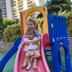 Thaila Ayala Instagram - Chama o resgate que essa mãe não acredita nessa cena. Os dois brincando juntos 🫠🫠🫠🫠 Chico é MUITO ciumento e Tete consegue ser ainda mais, ou seja o negócio é complicado, Chico fala NÃO, Tete vai lá e puxa o cabelo dele 🙃 Uma gincana louca o dia todo, ontem já me emocionei porque ficaram sentadinhos juntos sem se baterem por alguns minutinhos, hoje nadaram juntos e agora essa cena. 😍 Morrendo de emoção aqui,me conta como é que foi na casa de vocês?