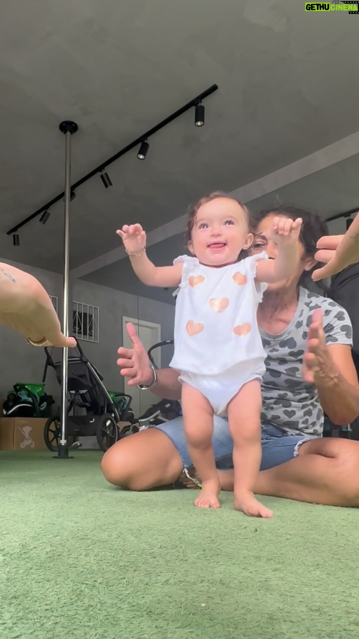 Thaila Ayala Instagram - Bom diaaaa, segura essa menina andante de 10 meses 🤌🏽