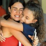 Thaila Ayala Instagram - Hoje é aniversário dela, essa menina que não cansa de me surpreender, Laura faz 15 anos tem uma mente brilha, não engole qualquer “verdade” imposta a ela, ela questiona, ela pesquisa, ela quer saber por que, ela é uma grande questionadora e eu acho isso demais. Uma adolescente que não vai com modinha, não escuta a mesma música que todo mundo escuta, não usa a mesma roupa que todo mundo mundo usa, não faz a mesma programação que todo mundo faz, ela é diferenciada ela tem personalidade própria. Laura não tolera preconceitos, ouvir ela falar sobre diversidade é demais, ela ensinou e ensina um tanto p gente. Morro de orgulho dessa menina carinhosa, atenta e generosa que você se tornou. Ela que ainda criança cansada de prender seus cabelos por conta do bullying combinou c a amiguinha de soltarem o black power e entraram de mãos dadas na escola. Ela é Demais e eu só fã babona mesmo. Parabéns meu amor pelos seus 15 anos! Te amo infinito! Ps: e ela ainda gosta de Rita lee 😍