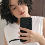 Thaila Ayala Instagram - Hoje é aniversário dela, essa menina que não cansa de me surpreender, Laura faz 15 anos tem uma mente brilha, não engole qualquer “verdade” imposta a ela, ela questiona, ela pesquisa, ela quer saber por que, ela é uma grande questionadora e eu acho isso demais. Uma adolescente que não vai com modinha, não escuta a mesma música que todo mundo escuta, não usa a mesma roupa que todo mundo mundo usa, não faz a mesma programação que todo mundo faz, ela é diferenciada ela tem personalidade própria. Laura não tolera preconceitos, ouvir ela falar sobre diversidade é demais, ela ensinou e ensina um tanto p gente. Morro de orgulho dessa menina carinhosa, atenta e generosa que você se tornou. Ela que ainda criança cansada de prender seus cabelos por conta do bullying combinou c a amiguinha de soltarem o black power e entraram de mãos dadas na escola. Ela é Demais e eu só fã babona mesmo. Parabéns meu amor pelos seus 15 anos! Te amo infinito! Ps: e ela ainda gosta de Rita lee 😍