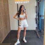 Thaila Ayala Instagram - Se malhar em casa de sábado não for voltar p treino eu não sei mais o que é 🤣 3 anos sem treinar, sem fazer NENHUM exercício que não seja levantamento de bebês, tentei voltar duas vezes, primeira semana quebrei o sacro tive q parar, quando voltei na segunda semana quebrei o pé, mas agora já entrei na segunda semana 🤣 nadaaaa me para!!! Ps: quem ai se anima mais qdo tem uma roupinha bonitinha p malhar?