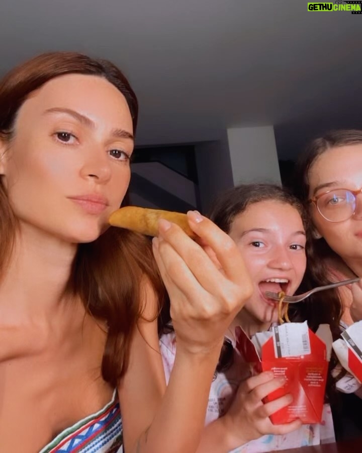 Thaila Ayala Instagram - Elas foram embora e o coração da Tia fica como? ❤️🩹 Minhas bebezinhas cresceram, era ontem q eu mordia as bochechas até ficar roxa e hoje estão assim, gigantes. O seu Tempo vai devagar aí! Titia AMA vocês. #faltouLaura
