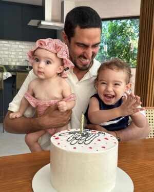 Thaila Ayala Instagram - Quando eu penso em você eu penso em transformação, de quem eu era qdo te conheci e  em quem me transformei, também me lembro do Renato que conheci que é  completamente diferente do cara que divide a vida comigo hoje.
Como crescemos juntos, aprendemos um tanto, evoluímos, conquistamos, fizemos uma família linda.
Lembrando de cada detalhe da nossa história eu só penso “que sorte a minha” ai logo me lembro que não foi sorte, foi Deus que me deu você de presente, Deus te colocou no meu caminho naquele dia, naquele trabalho e me provou que existe sim amor à primeira vista, eu te amei de cara, naquele dia que eu fugi pela escada de serviço eu vi nossa vida toda nos teus olhos, esses olhos que me guiam mesmo quando tudo está escuro!
Eu te amo @renatogoess 
Lhe desejo tudo que alimenta a tua alma!