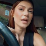 Thaila Ayala Instagram - Pergunta super profunda do dia: Quem é você no seu carro? Falo tanto sozinha no carro que as vezes pego alguém me analisando de fora e finjo que estou cantando, até pq canto muito, mas muito mesmo qdo estou sozinha no carro, estudo, bato texto c o além, oro e aí eu com certeza pareço uma louca p quem olha de fora, qdo tem alguém dirigindo por mim, maquio, faço unha e por aí vai…