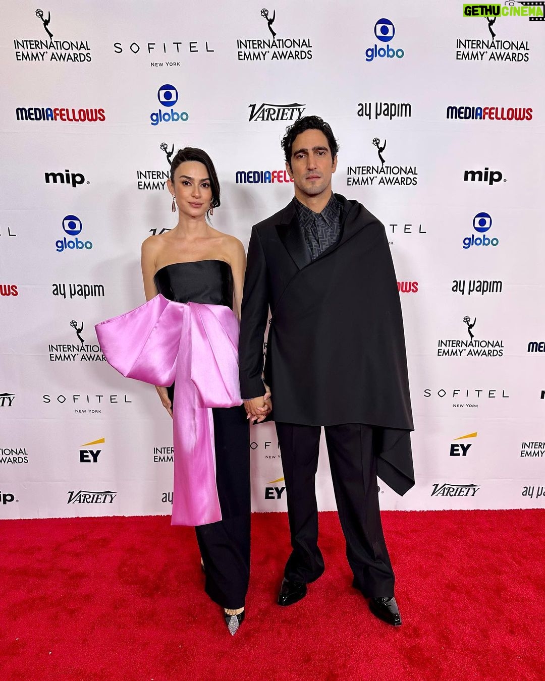 Thaila Ayala Instagram - Red Carpet @iemmys Uma honra estar nessa mesa tão maravilhosa @tvglobo