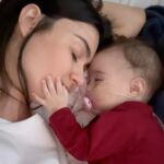 Thaila Ayala Instagram - Quando meus filhos ficam doentes e que eu do alto do meu privilégio posso parar tudo p ficar 100% do meu tempo grudada neles, todas essas vezes o tempo toma um outro rumo, outra direção, passa diferente, todas vez q sinto o pesinho deles no meu peito, entregues, onde até minha respiração muda, fica mais calma, sem horários, quando a lista dos afazeres desaparecem, e tudo o que importa é o colo e a cura. Todas essas vezes eu cresço, eu aprendo um tanto, e me faço sempre a mesma pergunta. O que pode ser mais importante que esse tempo juntos, grudados, onde eu estaria agora? Fazendo o que? Gastando meu tempo com o que se não com eles? O que mais poderia ser mais importante e precioso que isso? NADA! A resposta é sempre a mesma! Então por mais q a vida tenha q a voltar ao “normal”, o trabalho, a lista de compromissos e afins, fico sempre no exercício de parar o relógio, a mente de tudo lá fora quando estou c eles, porque de fato nada mais importa e é uma pena a gente só ter essa noção quando estamos em cima de uma cama de hospital! “Tete está ótima, vídeo antigo”