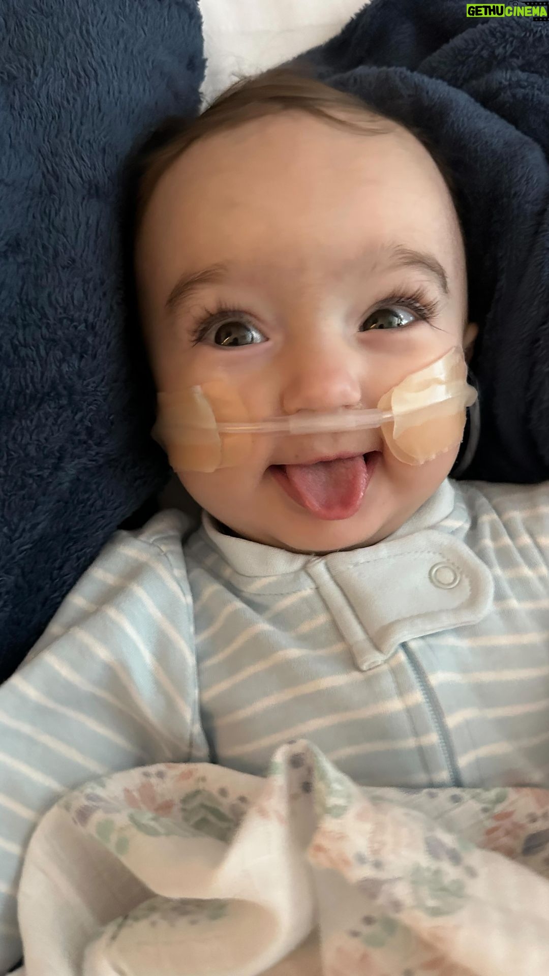 Thaila Ayala - 668.9K Likes - Quando me perguntam de onde vem minha força, está aí a resposta!
Do pai, é tudo dele, pra ele e com ele!
Misericordioso permitiu mais uma vez eu voltar pra casa com a minha filha no colo!
Tereza já está em casa!
Mais uma semana no CTI vendo minha filha sofrendo, tendo q passar por processos difíceis, extremamente invasivos, doloridos, mas pela graça de Deus, ela venceu a pneumonia e está BEM!
Obrigada Deus!