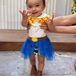 Thaila Ayala Instagram - Penseee numa garotinha que adoraaa uma bagunça, música alta e uma fantasia… pensou… ela se chama Tereza. Ps: A gente vinha c uma fantasia na mão e ela logo começava a pular de alegria nem sei a quem puxou 🫣