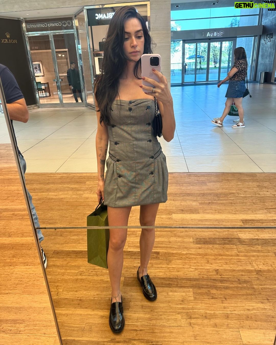 Thaila Ayala Instagram - E bora de #dumpthelook 💥 O @stealthelook me desafiou a encontrar 10 looks favoritos desse ano, mas confesso que os 10 looks que achei foram as ÚNICAS fotos de look q eu tinha no meu rolo de câmera e a ultima foto foi o que eu mais usei. Qual o favorito de vocês?