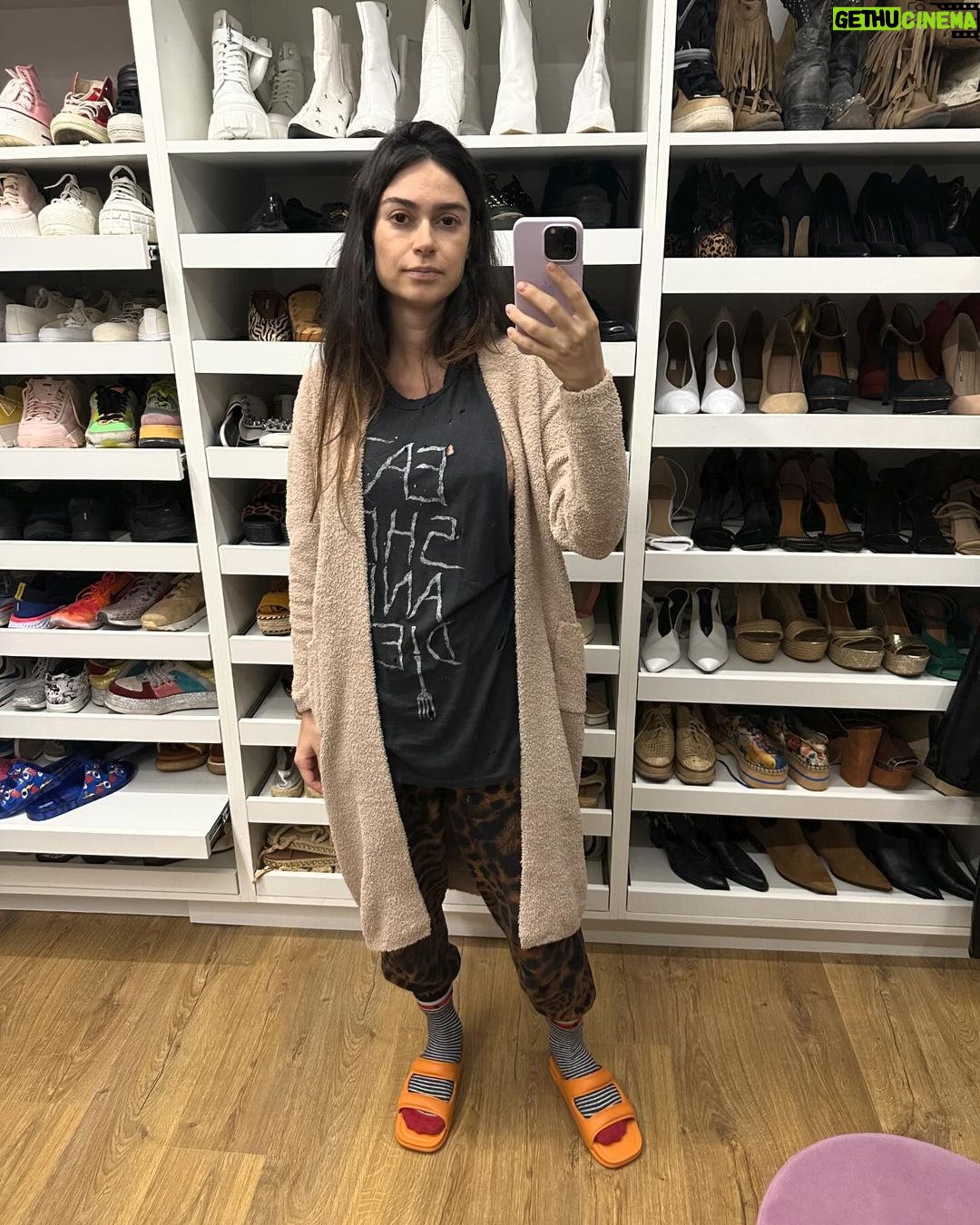 Thaila Ayala Instagram - E bora de #dumpthelook 💥 O @stealthelook me desafiou a encontrar 10 looks favoritos desse ano, mas confesso que os 10 looks que achei foram as ÚNICAS fotos de look q eu tinha no meu rolo de câmera e a ultima foto foi o que eu mais usei. Qual o favorito de vocês?