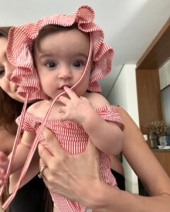 Thaila Ayala Instagram - Não tenho condições nenhuma para tanta fofura! Roupinha q foi da priminha Cora ❤️