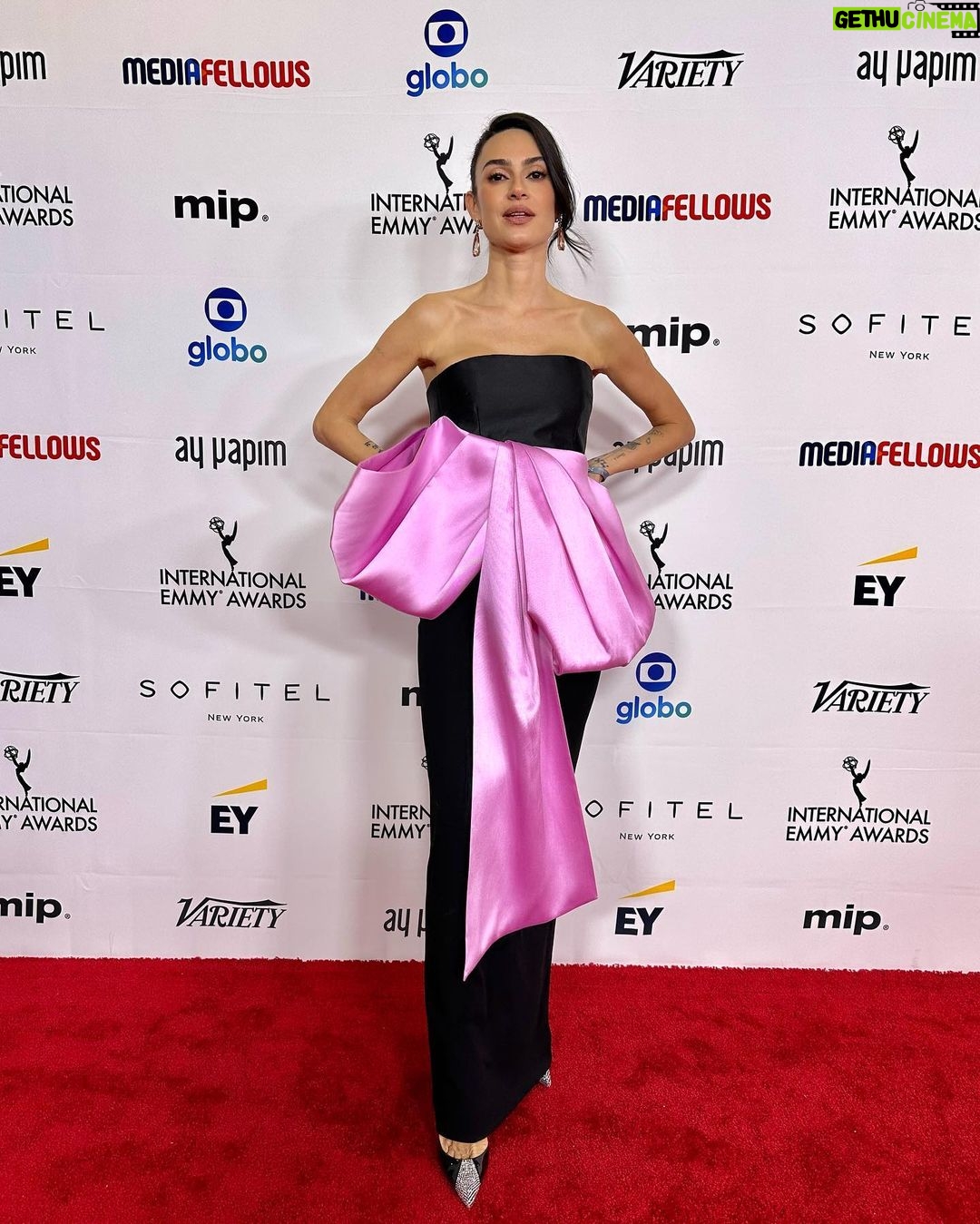 Thaila Ayala Instagram - Red Carpet @iemmys Uma honra estar nessa mesa tão maravilhosa @tvglobo