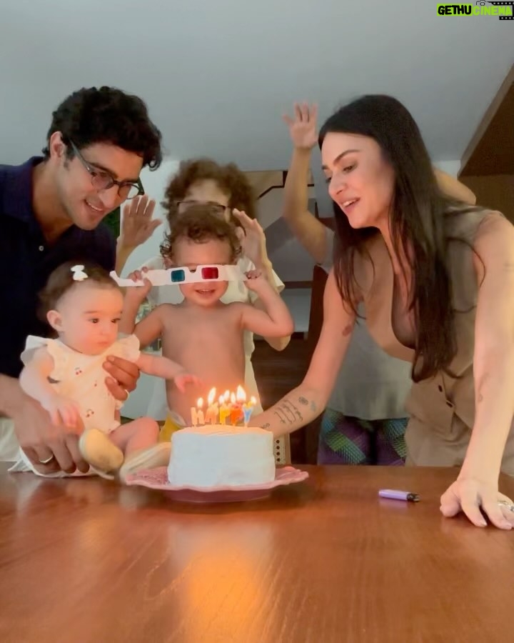 Thaila Ayala - 358.7K Likes - Viva 7 meses de Tete!!!
Obs: - Chico ama assoprar velinhas, ansiosa para 2 anos q já já tá aí
- ela não para mais p foto mensal
- amou o bolo da mamãe
- minha família é linda
- eu tenho a neném mais sorridente do mundo