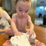 Thaila Ayala Instagram - Viva 7 meses de Tete!!! Obs: - Chico ama assoprar velinhas, ansiosa para 2 anos q já já tá aí - ela não para mais p foto mensal - amou o bolo da mamãe - minha família é linda - eu tenho a neném mais sorridente do mundo