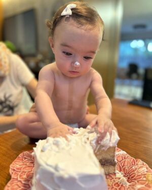 Thaila Ayala Instagram - Viva 7 meses de Tete!!! 
Obs: - Chico ama assoprar velinhas, ansiosa para 2 anos q já já tá aí 
- ela não para mais p foto mensal 
- amou o bolo da mamãe 
- minha família é linda
- eu tenho a neném mais sorridente do mundo
