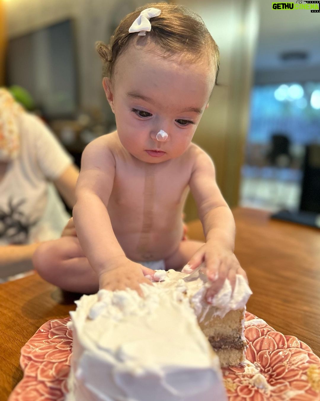 Thaila Ayala - 358.7K Likes - Viva 7 meses de Tete!!!
Obs: - Chico ama assoprar velinhas, ansiosa para 2 anos q já já tá aí
- ela não para mais p foto mensal
- amou o bolo da mamãe
- minha família é linda
- eu tenho a neném mais sorridente do mundo
