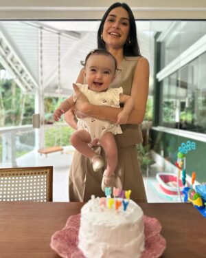 Thaila Ayala Instagram - Viva 7 meses de Tete!!! 
Obs: - Chico ama assoprar velinhas, ansiosa para 2 anos q já já tá aí 
- ela não para mais p foto mensal 
- amou o bolo da mamãe 
- minha família é linda
- eu tenho a neném mais sorridente do mundo
