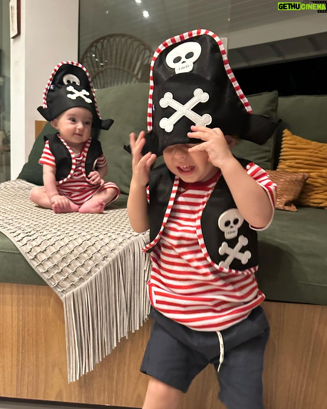 Thaila Ayala Instagram - Não tenho maturidade NENHUMAAA!!! Meus piratas mais lindos da minha vidaaaa INTEIRAAA!