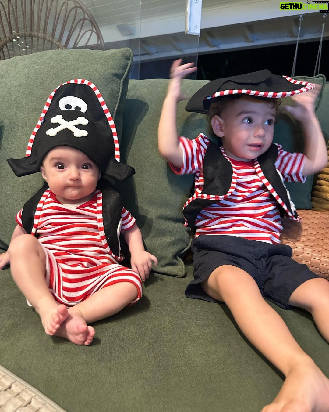 Thaila Ayala Instagram - Não tenho maturidade NENHUMAAA!!! Meus piratas mais lindos da minha vidaaaa INTEIRAAA!