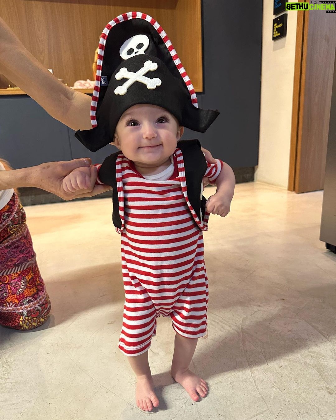Thaila Ayala Instagram - Não tenho maturidade NENHUMAAA!!! Meus piratas mais lindos da minha vidaaaa INTEIRAAA!