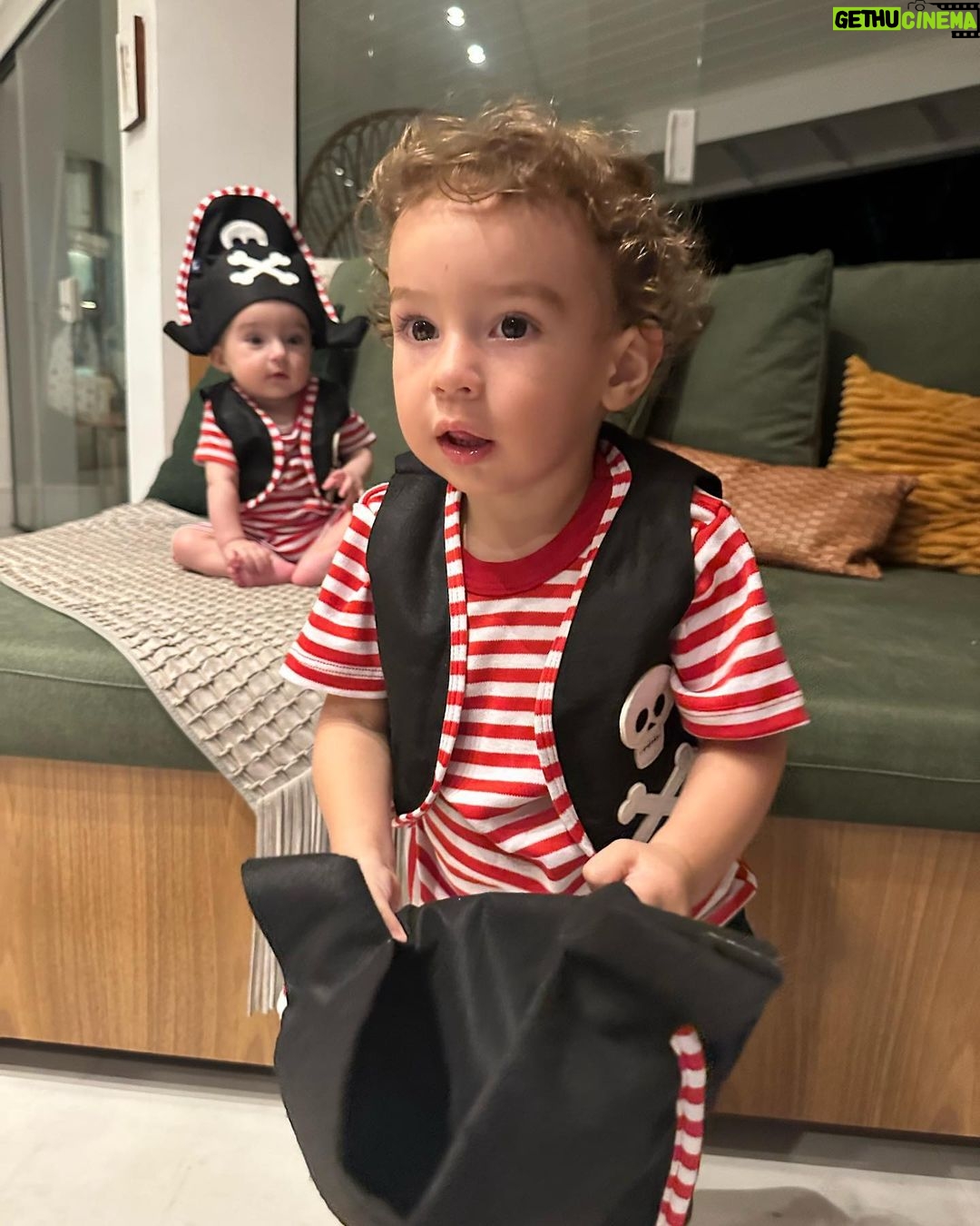 Thaila Ayala Instagram - Não tenho maturidade NENHUMAAA!!! Meus piratas mais lindos da minha vidaaaa INTEIRAAA!