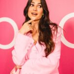 Thaila Ayala Instagram - Nada mais, nada menos que ela! @thailaayala aproveitou seu ‘vale night’ em grande estilo na festa do rosa! A energia contagiante e as cores vibrantes da festa lhe caíram muito bem 💗 #festadorosa23 #epocacosmeticos