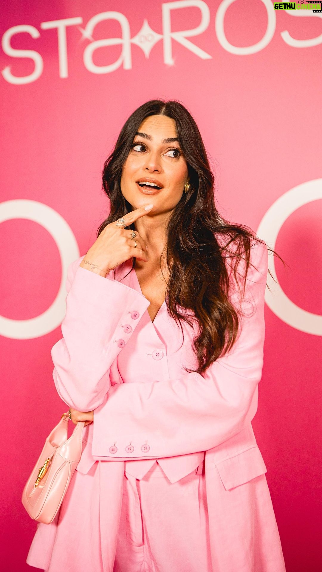 Thaila Ayala Instagram - Nada mais, nada menos que ela! @thailaayala aproveitou seu ‘vale night’ em grande estilo na festa do rosa! A energia contagiante e as cores vibrantes da festa lhe caíram muito bem 💗 #festadorosa23 #epocacosmeticos