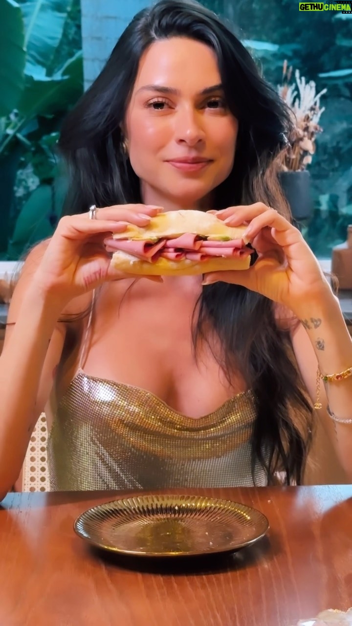 Thaila Ayala Instagram - Quem me segue já sabe do meu nível de amor por mortadela, agora quero saber o seu, conta pra mim? - faz sanduíche só c uma fatia? - só gosta com inúmeras camadas? - inventa tudo que é tipo de receitas com mortadela, porque depois de provar a mortadela duplamente defumada @searagourmet você não quer mais saber de outra coisa! 🫶🏼 #MomentoGourmet *Publicidade