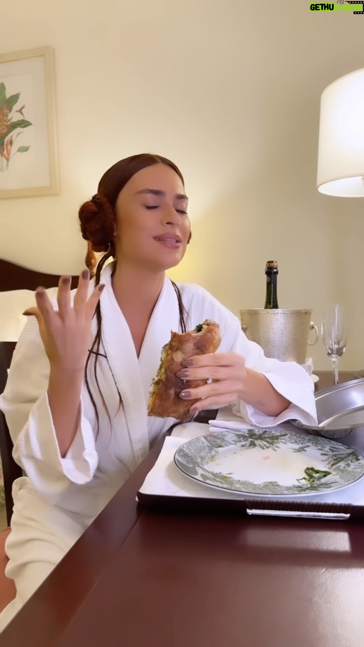 Thaila Ayala Instagram - Tenho certeza que vocês não sabem de todos os meus rituais pré #BailedaVogue! Um dos meu preferidos: fazer uma boquinha. E claro, um #MomentoGourmet pede um um sanduíche com a melhor mortadela defumada da @searagourmet! #publicidade