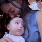 Thaila Ayala Instagram - No dia que recebi a notícia da cirurgia de Tete eu corri p Pai como já falei p vcs, eu ouvi 4 louvores naquela noite sentada exatamente nesse lugar, todos falavam da sua bondade, poder e cura foi a primeira vez q eu ouvi falar de Rafá (Deus da cura) cantei com todo o meu pulmão de joelhos nesse chão, e me refiz inteira com a certeza q ele me entregou nesse dia de que TUDO DARIA CERTO! Domingo volto ao mesmo lugar e dessa vez c ela em meus braços e adivinhem…. Os MESMOS LOUVORES!!!! E eu só posso afirmar que COM TODO FÔLEGO QUE TENHO EU CANTAREI DA BONDADE DE DEUS! Rafá se manifestou! Amém!