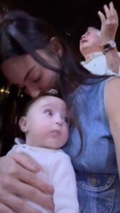 Thaila Ayala Instagram - No dia que recebi a notícia da cirurgia de Tete eu corri p Pai como já falei p vcs, eu ouvi 4 louvores naquela noite sentada exatamente nesse lugar, todos falavam da sua bondade, poder e cura foi a primeira vez q eu ouvi falar de Rafá (Deus da cura) cantei com todo o meu pulmão de joelhos nesse chão, e me refiz inteira com a certeza q ele me entregou nesse dia de que TUDO DARIA CERTO! Domingo volto ao mesmo lugar e dessa vez c ela em meus braços e adivinhem…. Os MESMOS LOUVORES!!!! E eu só posso afirmar que COM TODO FÔLEGO QUE TENHO EU CANTAREI DA BONDADE DE DEUS! Rafá se manifestou! Amém!
