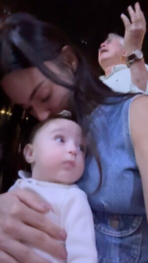 Thaila Ayala Instagram - No dia que recebi a notícia da cirurgia de Tete eu corri p Pai como já falei p vcs, eu ouvi 4 louvores naquela noite sentada exatamente nesse lugar, todos falavam da sua bondade, poder e cura foi a primeira vez q eu ouvi falar de Rafá (Deus da cura) cantei com todo o meu pulmão de joelhos nesse chão, e me refiz inteira com a certeza q ele me entregou nesse dia de que TUDO DARIA CERTO!
Domingo volto ao mesmo lugar e dessa vez c ela em meus braços e adivinhem…. Os MESMOS LOUVORES!!!! 
E eu só posso afirmar que COM TODO FÔLEGO QUE TENHO EU CANTAREI DA BONDADE DE DEUS! 
Rafá se manifestou! Amém!