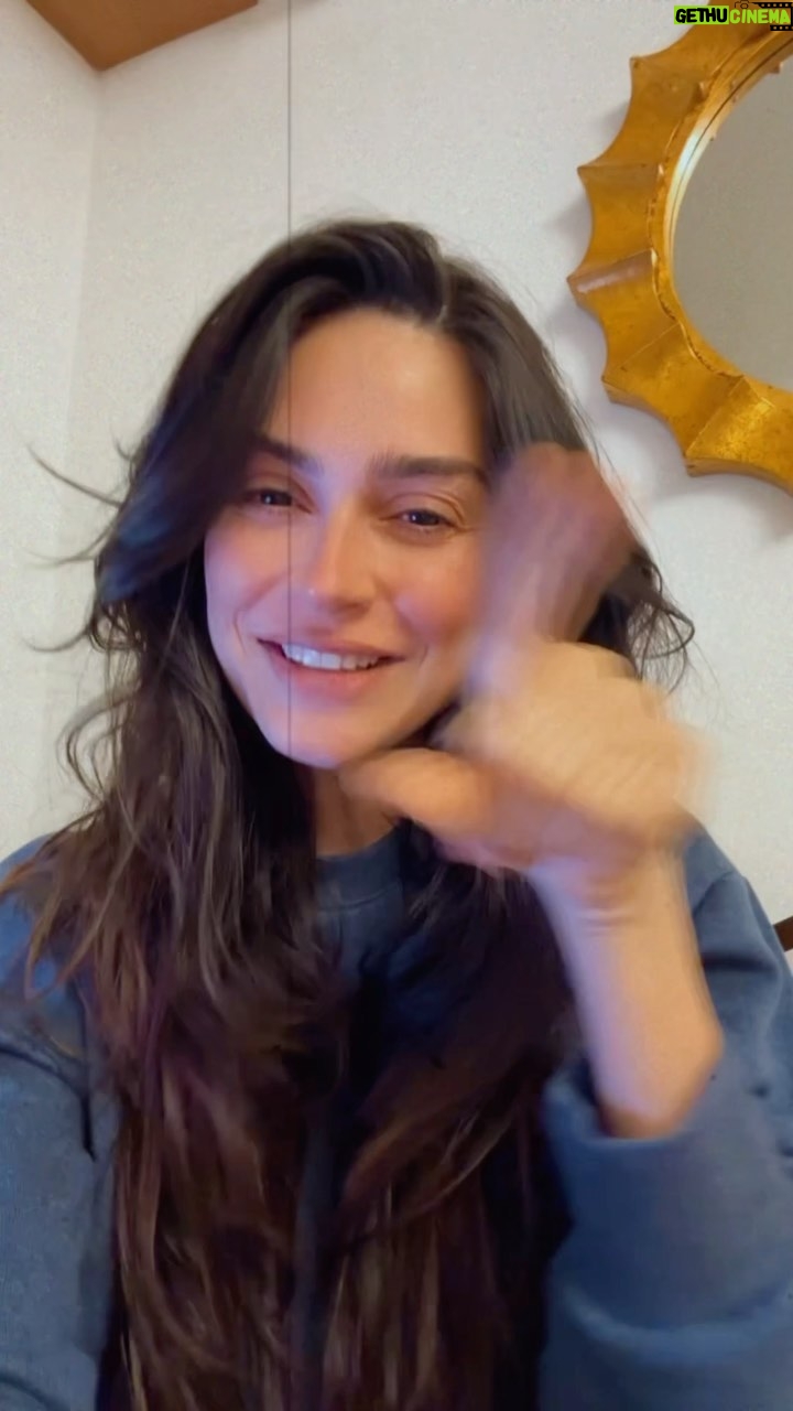 Thaila Ayala Instagram - Segura esse “ do fundo do baú” 🤣 @paollaoliveirareal corre aqui