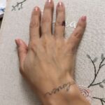 Thaila Ayala Instagram - Estou doente trancada no meu quarto longe das crianças (está tudo bem só não quero q eles peguem) e comecei a escrever p eles, quando me deparo c a mão dolorida pela falta de prática e por esse marquinha aí no dedo de quem escreveu muito, nostalgia total, parece bobo né, mas me transportou p um lugar TÃO bom. Quem mais aí não via/vê o dedo com essa marquinha de caneta há muito tempo? 🙋🏻‍♀️