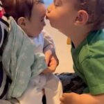 Thaila Ayala Instagram - Quando Tete chegou como qualquer criança de 1 ano e 4 meses ele sentiu MUITO, não entendia nada e por mais q tentássemos nos dobrar p dar toda a atenção necessária é claro q faltava. Por MUITOOOO tempo ele simplesmente ignorou que tinha outro bebê na casa, se ela estava ou ele saia do ambiente ou simplesmente passava por cima fazendo de conta q ela não existia e parecia realmente q ele não enxergava ela ali. Tentei algumas coisas, ficar mais c ela na presença dele, menos ao ponto dele quase não vê-la depois q ele bateu nela c um brinquedo e machucou a testinha dela, eu só não queria machucar ele ainda mais, mas nunca forcei a barra, nunca fiquei esfregando ela na cara dele, nem falando coisas como “é sua irmã, você tem amar, tem q cuidar, tem q gostar, vocês vão ser melhores amigos, vocês vão isso ou aquilo, dá beijo nela, faz carinho nela, goste dela.” Até q o interesse chegou, ele começou a esticar um olhinho q antes não vinha p cima dela, uma curiosidade, aí sim a gente ia chegando p matar essa curiosidade, no primeiro vídeo é a primeira vez q ele quis pegar nela, pegou na mão, no pé, nesse mesmo dia tentou dar comidinha na boca dela eu QUASE MORRI c a cena, é uma emoção q NÃO DÁ p explicar. E aí eu comecei a convidar ele p participar dos cuidados c ela, pentear o cabelo, dar a chupeta, o mama, e aí foi e está cada vez MAIS LINDO e delicioso ver esses dois juntos. Não dá p descrever o q se sente, uma pena, pq é algo realmente enriquecedor pra alma, é preenchedor, é demais!!!