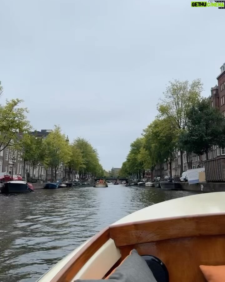 Thaila Ayala Instagram - - Amsterdã e seus canais 🥰 - Segunda maior coleção de Van Gogh no meio da floresta do Parque Nacional Hoge Veluwe 🤤 - Um tiquinho de de Emo style com @blink182 Kröller-Muller museum, Park De hoge Veluwe