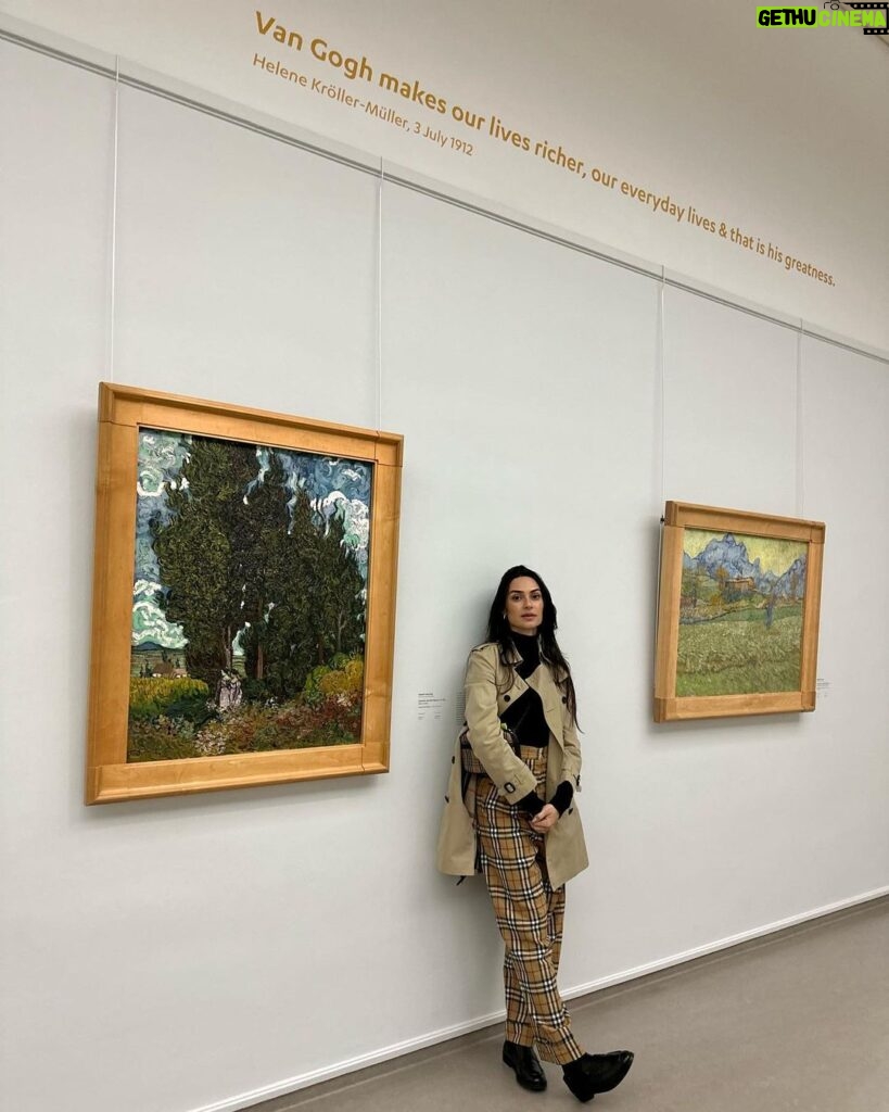 Thaila Ayala Instagram - - Amsterdã e seus canais 🥰 - Segunda maior coleção de Van Gogh no meio da floresta do Parque Nacional Hoge Veluwe 🤤 - Um tiquinho de de Emo style com @blink182 Kröller-Muller museum, Park De hoge Veluwe