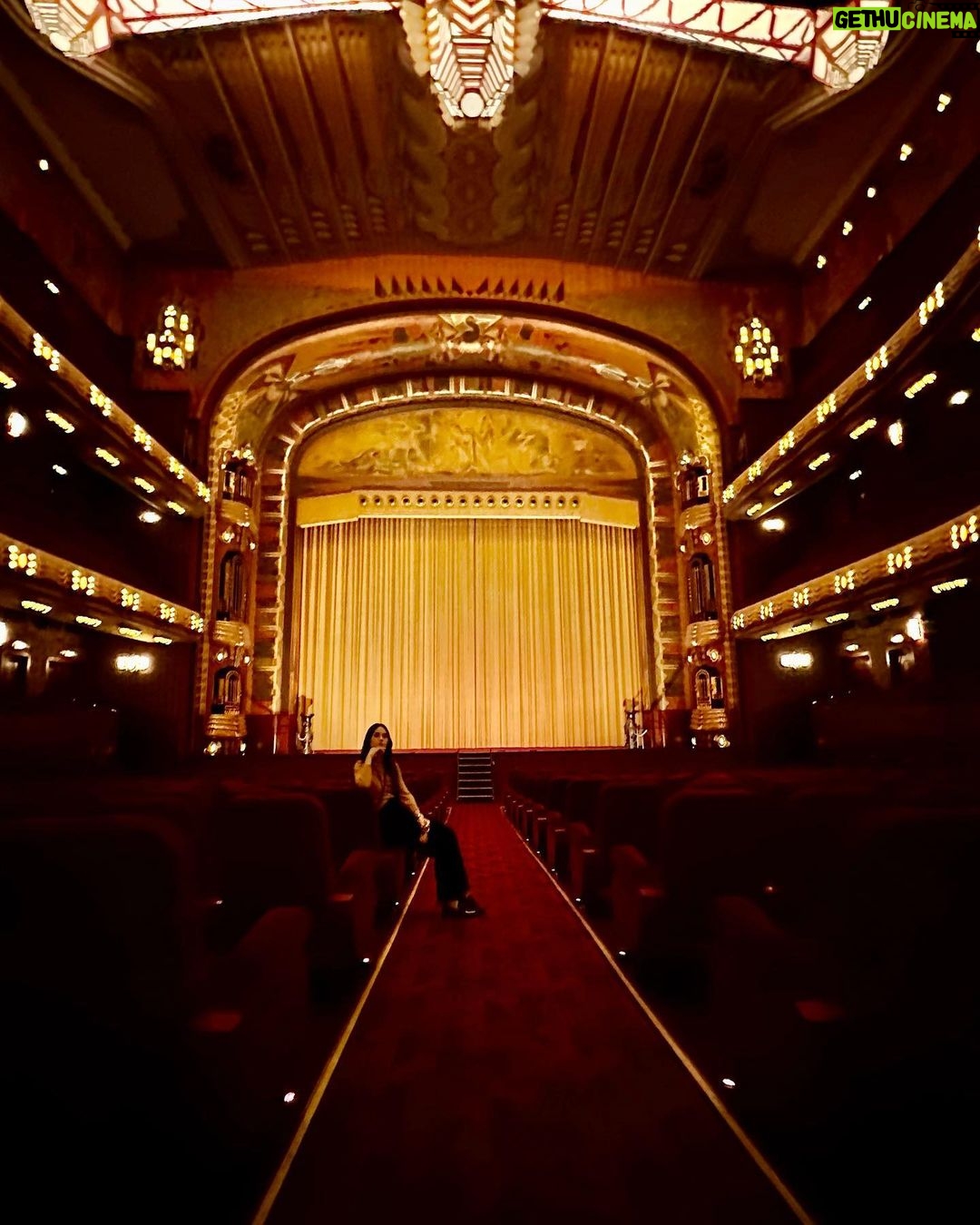 Thaila Ayala Instagram - 4 anos de casamento e a gente escolheu passar assim no Tuschinski o cinema mais lindo do mundo c direito a jantarzinho e presentinho do Monstro! Tuschinski Theater Amsterdam