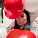 Thaila Ayala Instagram - 4 anos de casamento e a gente escolheu passar assim no Tuschinski o cinema mais lindo do mundo c direito a jantarzinho e presentinho do Monstro! Tuschinski Theater Amsterdam