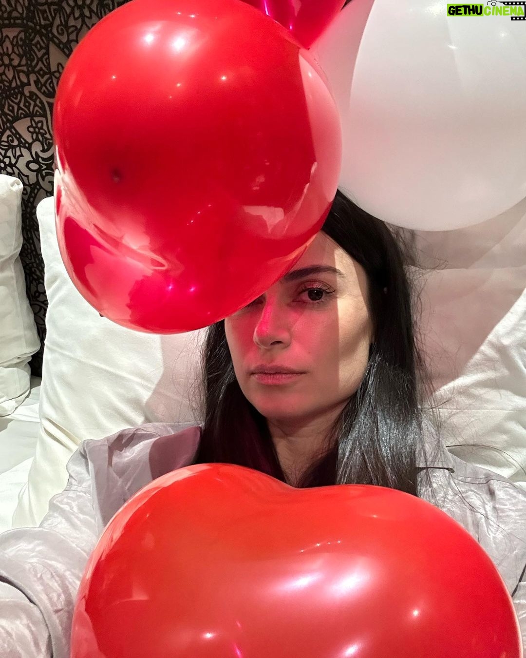Thaila Ayala Instagram - 4 anos de casamento e a gente escolheu passar assim no Tuschinski o cinema mais lindo do mundo c direito a jantarzinho e presentinho do Monstro! Tuschinski Theater Amsterdam