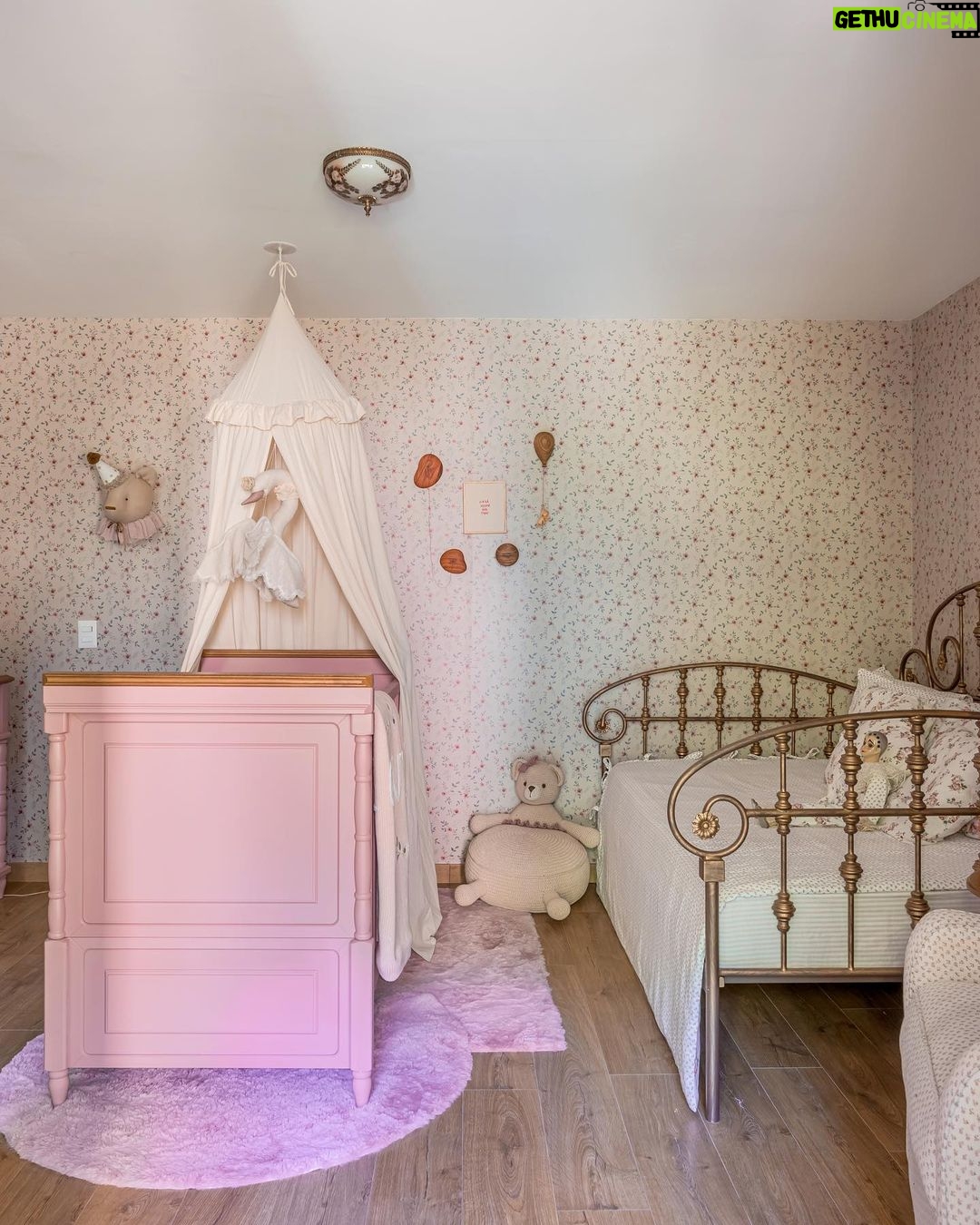 Thaila Ayala - 236.7K Likes - Sonho de quarto? TEMOS!
Antes mesmo deu saber que teria uma menina eu já tinha um quarto idealizado pra ela, cada detalhe já estava gravado na minha cabeça.
Cada peça desse quarto tem uma história por trás!
E assim como no quarto do Chico eu fui a única arquiteta/decoradora mas tbm como no quarto dele eu contei com esse time q eu AMO da @lilibee p tirar esse sonho da minha cabecinha e fazer mais um vez o quarto perfeito, um papel de parede que desenvolvemos exclusivamente p ela, que aliás está a venda e se chama Tereza, e os móveis que só poderiam ser deles que tem TUDO p fazer o quarto dos seus sonhos!
Muito sonho numa legenda só né, mas é exatamente isso!!!
Obrigada LILIBEE vocês são demais!