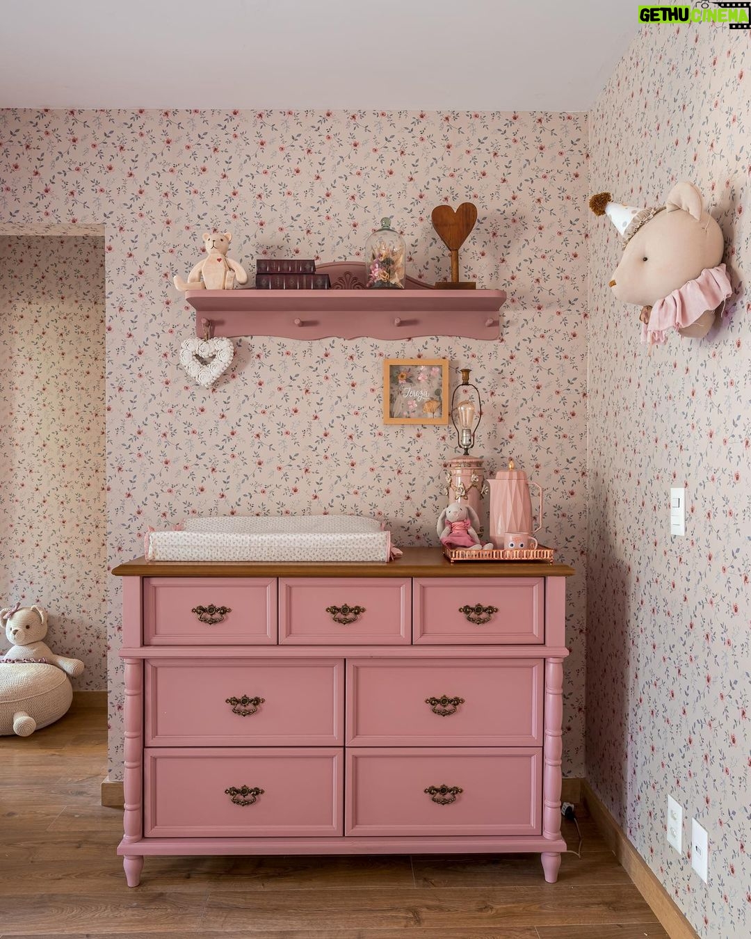 Thaila Ayala - 236.7K Likes - Sonho de quarto? TEMOS!
Antes mesmo deu saber que teria uma menina eu já tinha um quarto idealizado pra ela, cada detalhe já estava gravado na minha cabeça.
Cada peça desse quarto tem uma história por trás!
E assim como no quarto do Chico eu fui a única arquiteta/decoradora mas tbm como no quarto dele eu contei com esse time q eu AMO da @lilibee p tirar esse sonho da minha cabecinha e fazer mais um vez o quarto perfeito, um papel de parede que desenvolvemos exclusivamente p ela, que aliás está a venda e se chama Tereza, e os móveis que só poderiam ser deles que tem TUDO p fazer o quarto dos seus sonhos!
Muito sonho numa legenda só né, mas é exatamente isso!!!
Obrigada LILIBEE vocês são demais!