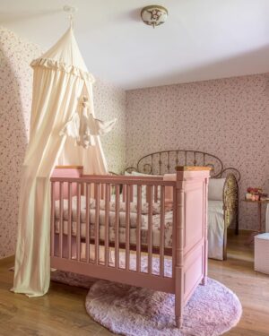 Thaila Ayala Instagram - Sonho de quarto? TEMOS!
Antes mesmo deu saber que teria uma menina eu já tinha um quarto idealizado pra ela, cada detalhe já estava gravado na minha cabeça. 
Cada peça desse quarto tem uma história por trás! 
E assim como no quarto do Chico eu fui a única arquiteta/decoradora mas tbm como no quarto dele eu contei com esse time q eu AMO da @lilibee p tirar esse sonho da minha cabecinha e fazer mais um vez o quarto perfeito, um papel de parede que desenvolvemos exclusivamente p ela, que aliás está a venda e se chama Tereza, e os móveis que só poderiam ser deles que tem TUDO p fazer o quarto dos seus sonhos!
Muito sonho numa legenda só né, mas é exatamente isso!!! 
Obrigada LILIBEE vocês são demais!