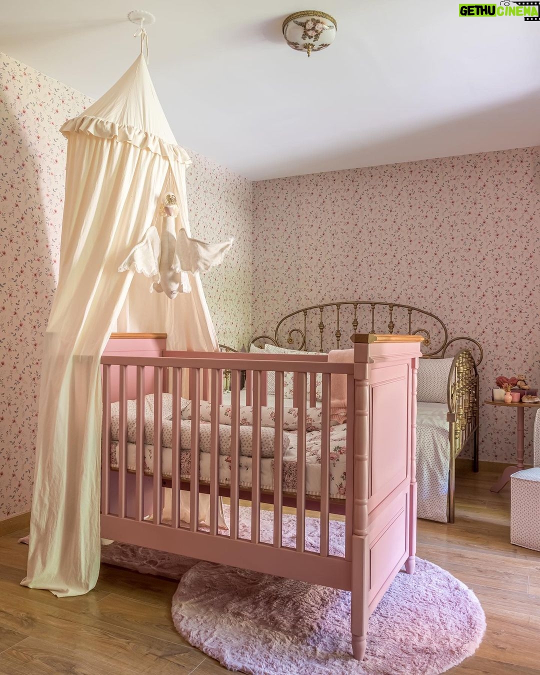 Thaila Ayala - 236.7K Likes - Sonho de quarto? TEMOS!
Antes mesmo deu saber que teria uma menina eu já tinha um quarto idealizado pra ela, cada detalhe já estava gravado na minha cabeça.
Cada peça desse quarto tem uma história por trás!
E assim como no quarto do Chico eu fui a única arquiteta/decoradora mas tbm como no quarto dele eu contei com esse time q eu AMO da @lilibee p tirar esse sonho da minha cabecinha e fazer mais um vez o quarto perfeito, um papel de parede que desenvolvemos exclusivamente p ela, que aliás está a venda e se chama Tereza, e os móveis que só poderiam ser deles que tem TUDO p fazer o quarto dos seus sonhos!
Muito sonho numa legenda só né, mas é exatamente isso!!!
Obrigada LILIBEE vocês são demais!