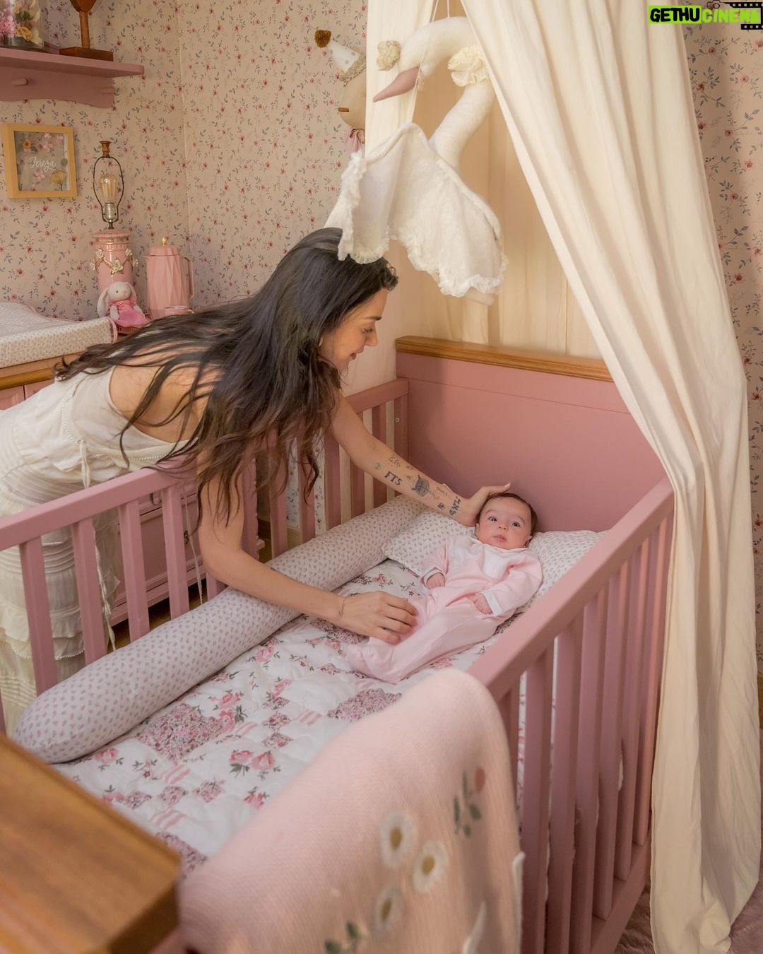 Thaila Ayala - 236.7K Likes - Sonho de quarto? TEMOS!
Antes mesmo deu saber que teria uma menina eu já tinha um quarto idealizado pra ela, cada detalhe já estava gravado na minha cabeça.
Cada peça desse quarto tem uma história por trás!
E assim como no quarto do Chico eu fui a única arquiteta/decoradora mas tbm como no quarto dele eu contei com esse time q eu AMO da @lilibee p tirar esse sonho da minha cabecinha e fazer mais um vez o quarto perfeito, um papel de parede que desenvolvemos exclusivamente p ela, que aliás está a venda e se chama Tereza, e os móveis que só poderiam ser deles que tem TUDO p fazer o quarto dos seus sonhos!
Muito sonho numa legenda só né, mas é exatamente isso!!!
Obrigada LILIBEE vocês são demais!